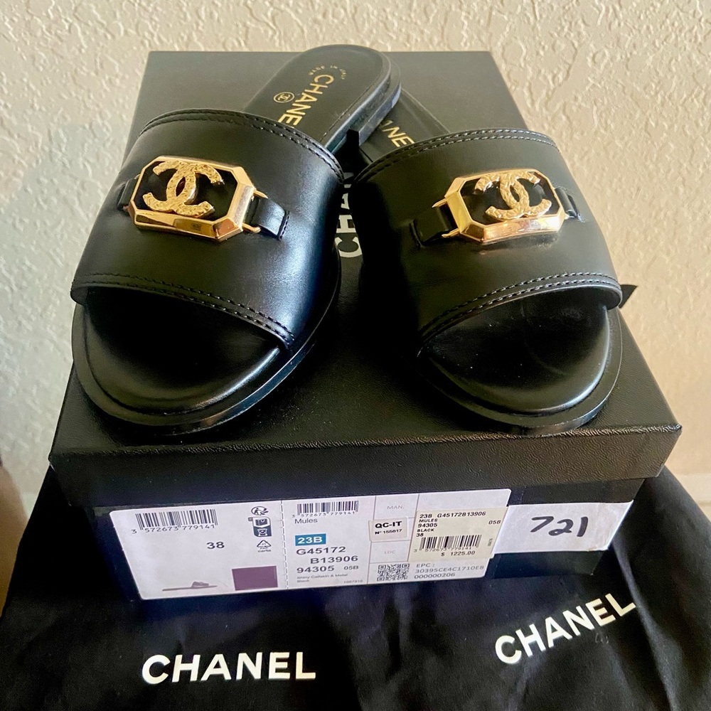 🍾 CHANEL LEATHER SLIDES WITH GOLD HARDWARE🍾